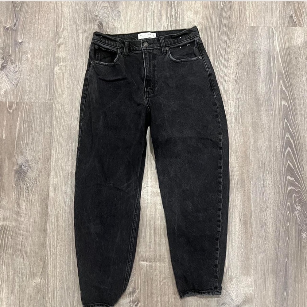 abercrombie & fitch 80's mom jean ultra high rise size 4 short
model-5'3